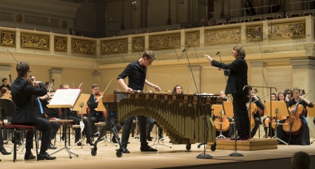 Die Deutsche Streicherphilharmonie und der Perkussionist Alexej Gerassimez im Konzerthaus Berlin. Foto: Kai Bienert