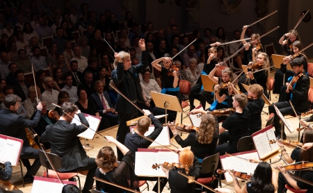 Die Deutsche Streicherphilharmonie mit ihrem Chefdirigenten, Wolfgang Hentrich. Foto: Kai Bienert
