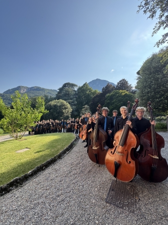 Die Deutsche Streicherphilharmonie mit ihrem Chefdirigenten Wolfgang Hentrich, Foto: VdM/Kai Bienert