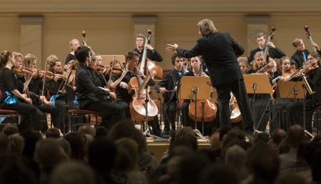 Die Deutsche Streicherphilharmonie mit Chefdirigent Wolfgang Hentrich (Foto: Kai Bienert)