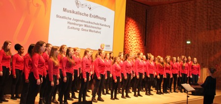 Der Hamburger Mädchenchor der Staatlichen Jugendmusikschule Hamburg bei der Eröffnung der Trägerversammlung und Hauptarbeitstagung des VdM am 4. Mai 2018 in der Elbphilharmonie. Foto: VdM/Schäfer