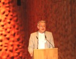 Prof. Ulrich Rademacher bei der Begrüßung zur Trägerversammlung und Hauptarbeitstagung des VdM am 4. Mai 2018 in der Elbphilharmonie in Hamburg. Foto: VdM/Schäfer